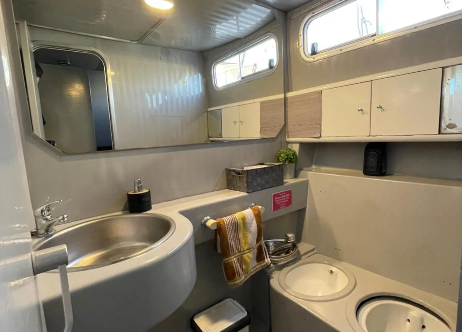 The Floating Home サン・アドリア・デ・ベソス 船上ホテル