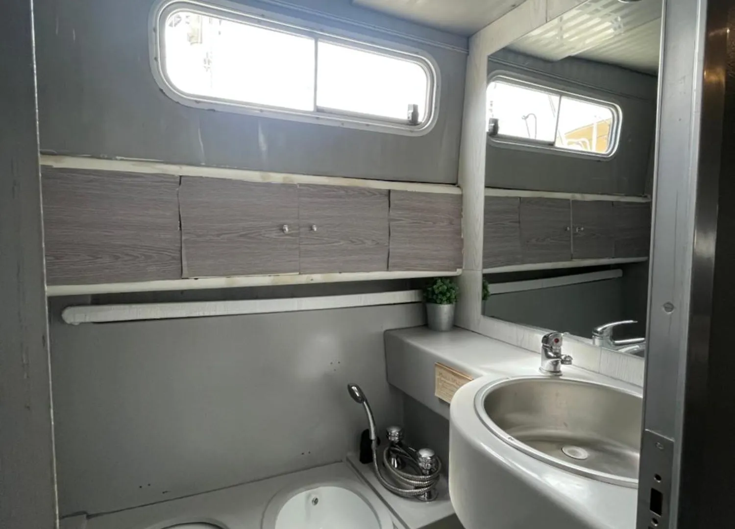 The Floating Home サン・アドリア・デ・ベソス スペイン
